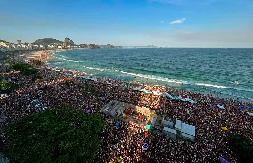 Manifestantes fazem atos contra a PEC da Blindagem e Projeto da Anistia em São Paulo, Rio e outras cidades brasileiras