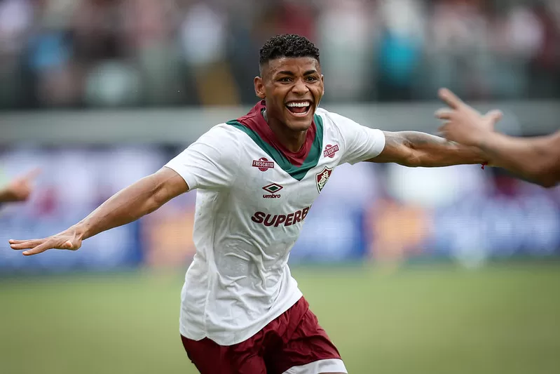 Em partida agitada, Fluminense bate o Vitória e volta a vencer após três rodadas