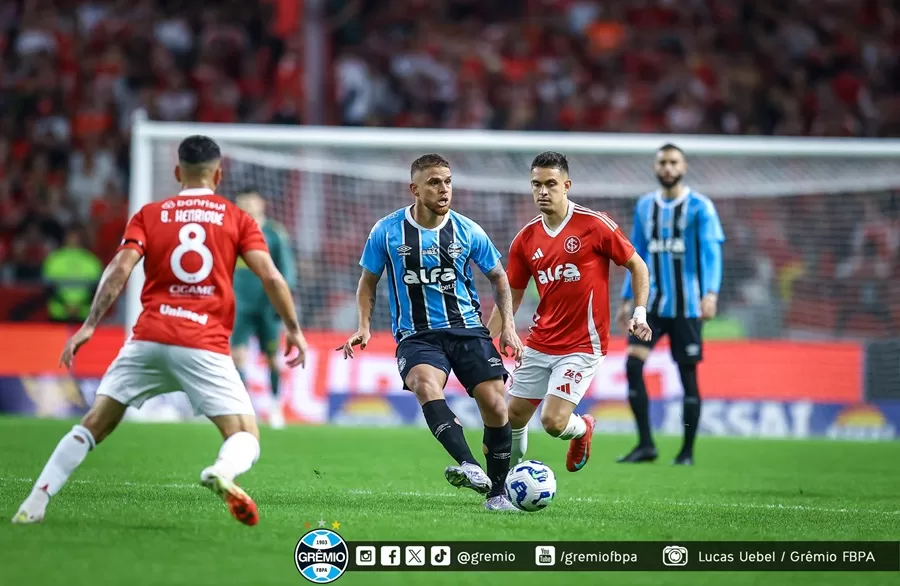 Em jogo de cinco gols, Grêmio vira e volta a vencer Gre-Nal após dois anos e meio