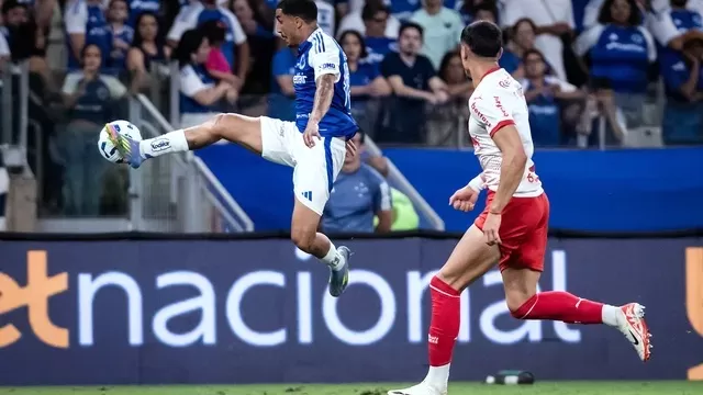 Com direito a golaços, Cruzeiro vence Bragantino de virada e fica a um ponto do líder Flamengo