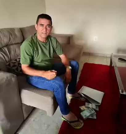 MPPB investiga prefeito de Caaporã por vídeo em que ele aparece recebendo bolsa de dinheiro