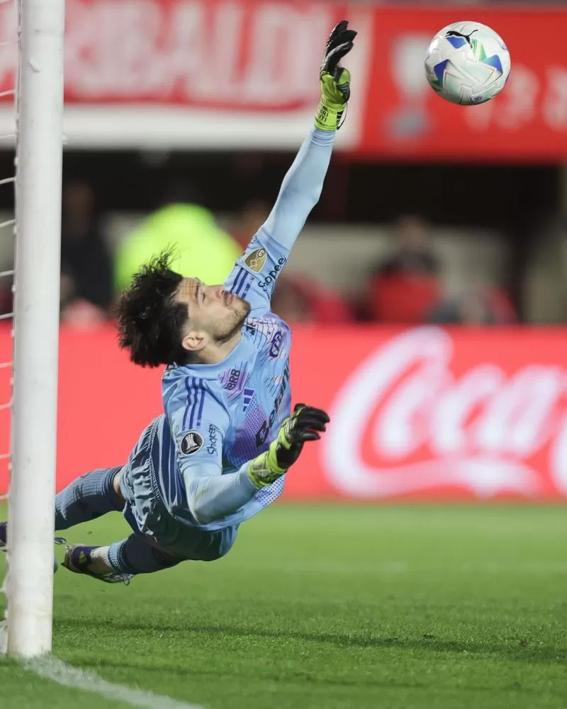 Rossi pega dois pênaltis contra o Estudiantes, e Flamengo se classifica para a semifinal da Libertadores
