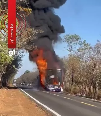 Ônibus com time de futebol de Paracatu (MG) pega fogo em rodovia na madrugada deste domingo
