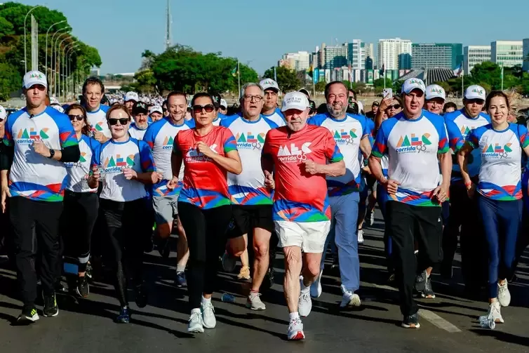 Lula participa de corrida em comemoração aos 95 anos do MEC em Brasília neste domingo