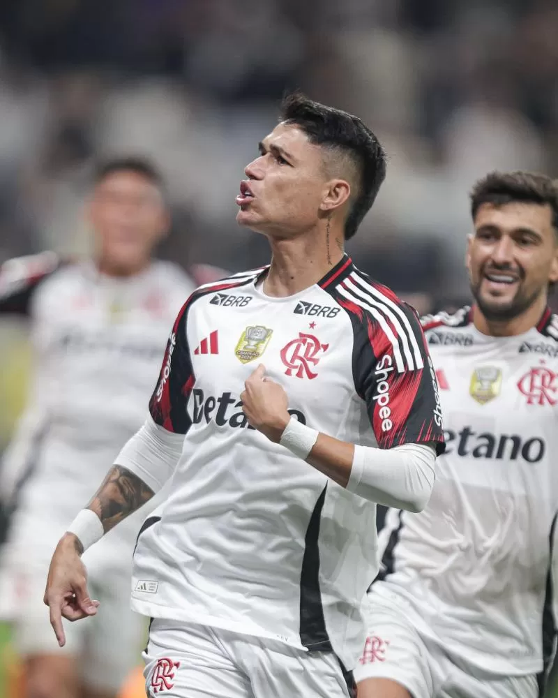 Flamengo vence o Corinthians de virada e se isola na liderança do Brasileirão