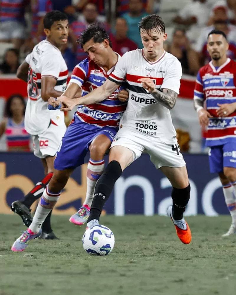 Com um a menos, São Paulo vence o Fortaleza e se aproxima do G-6