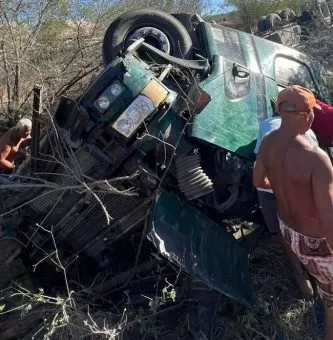 Caminhoneiro morre em acidente na BR-405 no Alto Oeste Potiguar, nas primeiras horas da manhã deste domingo (5)
