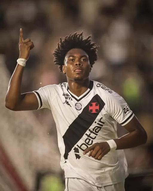 Vasco bate o Vitória em jogo épico com duas viradas e gol nos acréscimos
