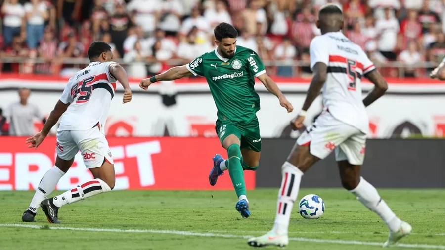Palmeiras vence o São Paulo de virada e assume a liderança do Brasileirão