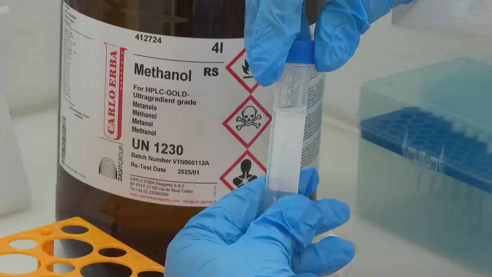 Operação interdita depósito de bebidas e encontra frascos reutilizados em investigação de morte por suspeita de intoxicação 