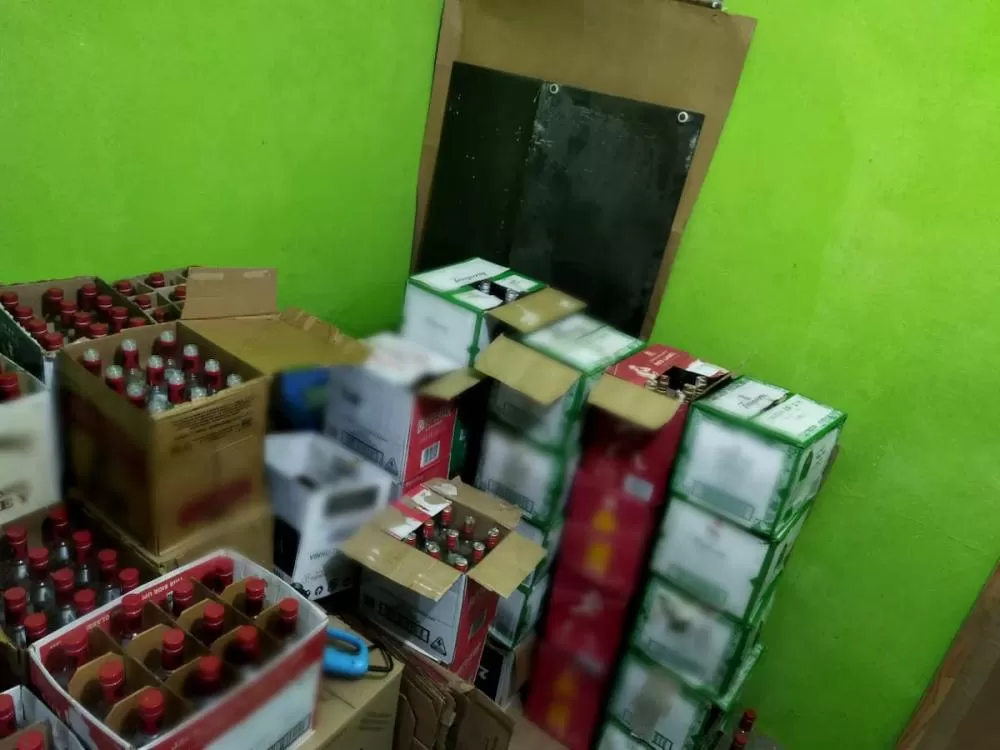 Polícia acha fábrica de bebida adulterada com metanol em SP; posto de gasolina abastecia quadrilha