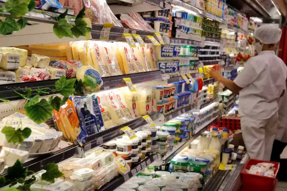 Preços dos alimentos caem pelo 4º mês consecutivo no Brasil, diz IBGE