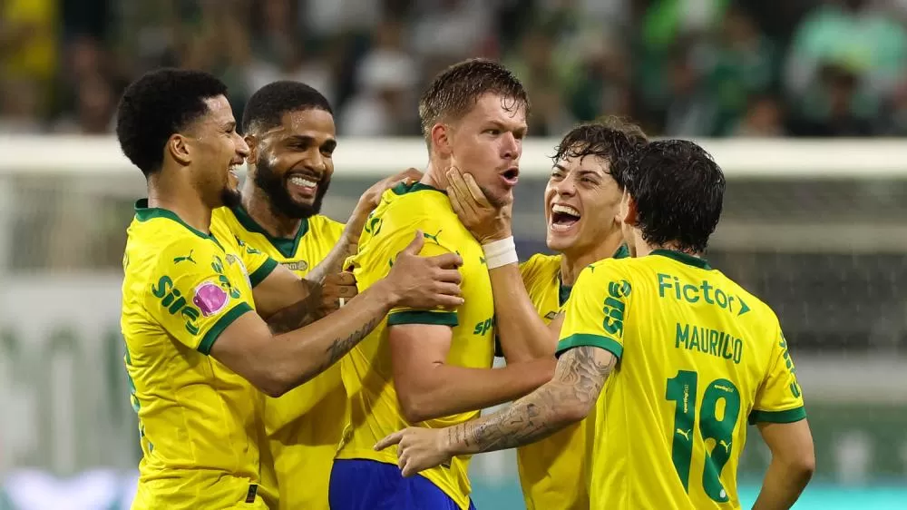 Palmeiras sai atrás do Bragantino, mas faz virada virar goleada e mantém folga na liderança