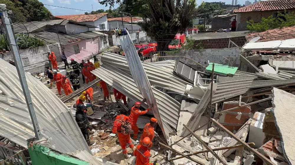 Desabamento de imóvel na manhã deste domingo (19) deixa 2 mortos e feridos em Olinda, Pernambuco