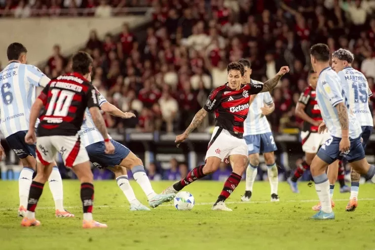 No sufuco, Flamengo vence Racing com gol no fim e abre vantagem na semi da Libertadores