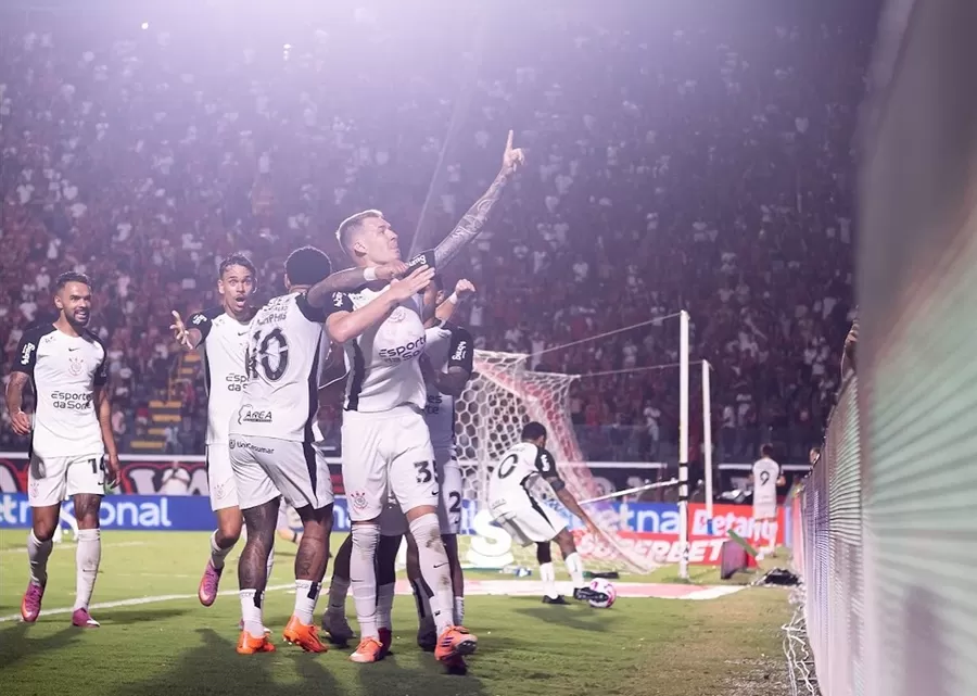Com um jogador a menos, Corinthians marca no fim e bate o Vitória