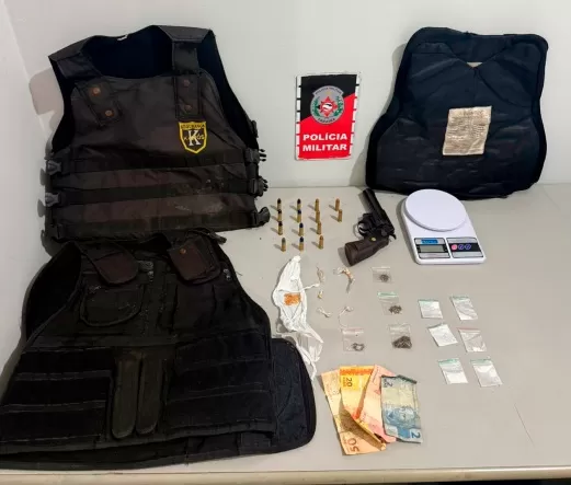 Polícia Militar prende suspeito por tráfico de drogas na madrugada deste sábado (25), em Santa Rita 