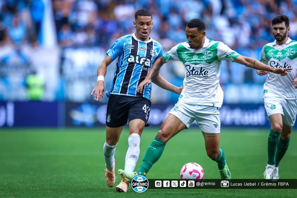 Com três de Carlos Vinicius, Grêmio vence o Juventude e se recupera de goleada 