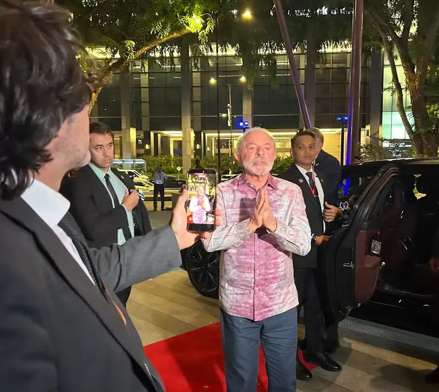 Lula ganha bolo e 'happy birthday' durante visita à Malásia