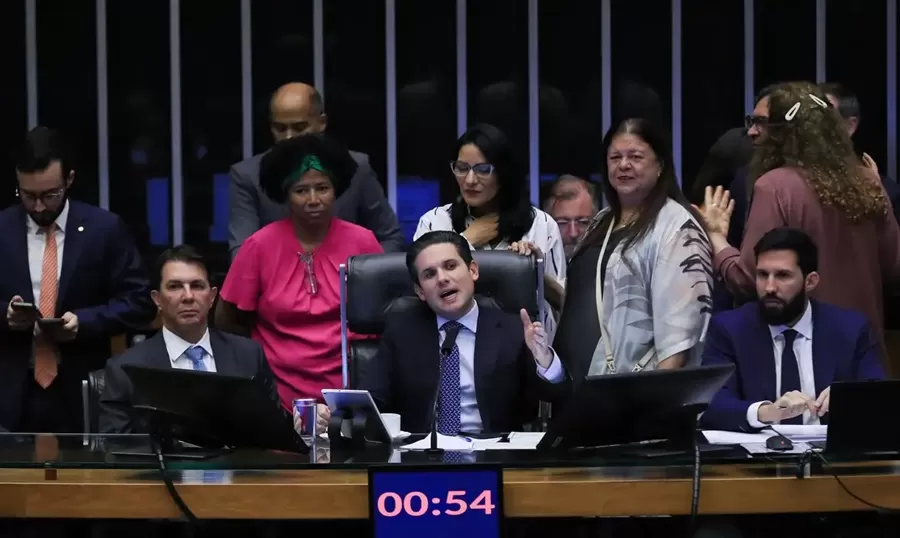 Câmara dos Deputados aprova licença menstrual de até 2 dias 