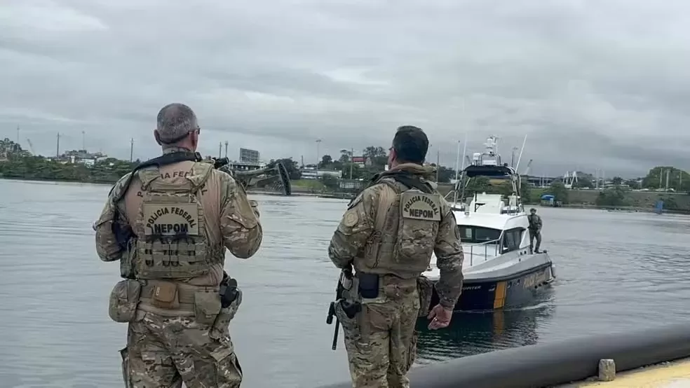 PF prende homem ligado ao Comando Vermelho e foragido por crimes na Paraíba em embarcação na Baía de Guanabara