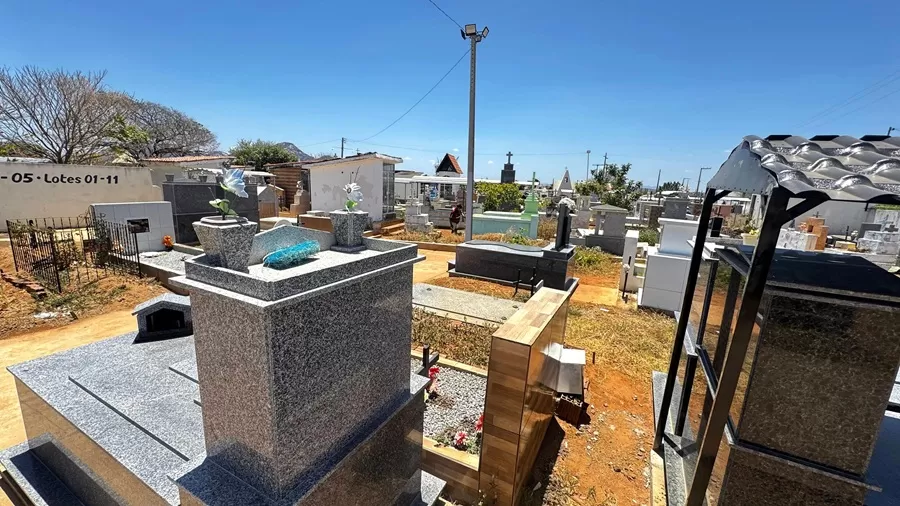 SEINFRA realiza ações de manutenção nos Cemitérios Públicos para o Dia de Finados, em Catolé do Rocha