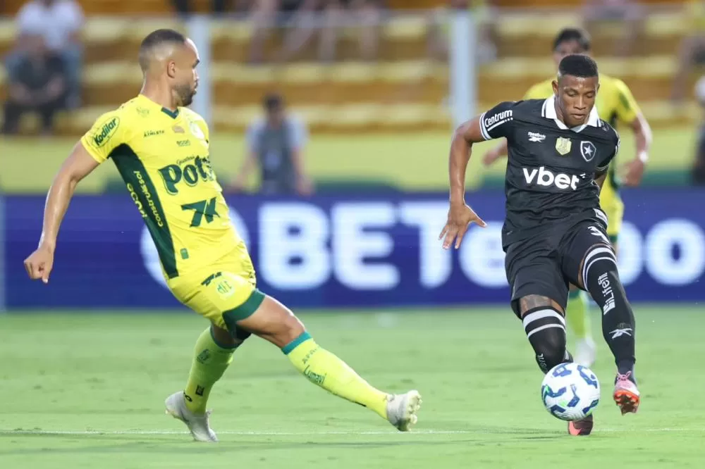 Mirassol e Botafogo desperdiçam chances e empatam em 0 a 0 pelo Brasileiro