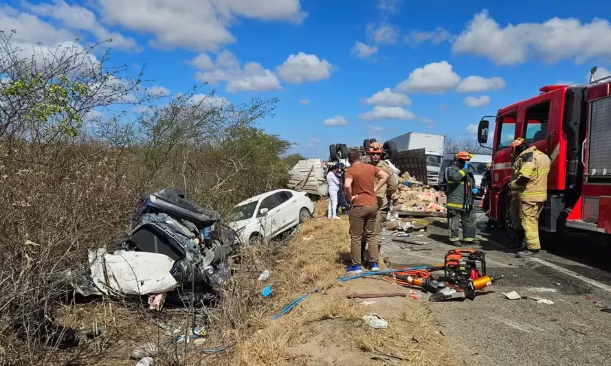 Acidente na BR-230 na manhã desta segunda-feira (3) deixa seis mortos e outros feridos, em Soledade
