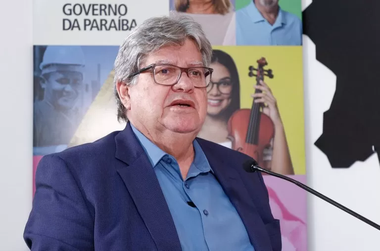 João Azevêdo retorna de licença e diz que estava com “saudades” do Governo: “é uma alegria voltar”
