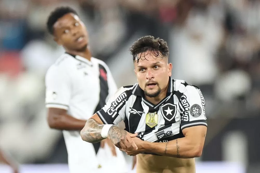 Botafogo domina o Vasco, vence no Nilton Santos e reduz distância para o G-5
