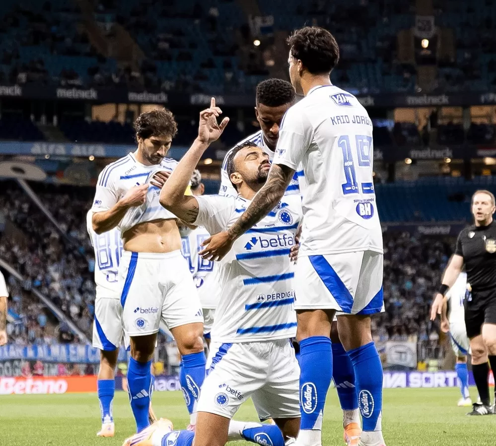 Cruzeiro bate o Grêmio na Arena e continua na briga pela liderança do Brasileirão