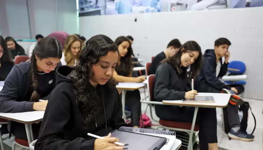Enem 2025: 4,8 milhões participam do 1° dia de provas neste domingo 