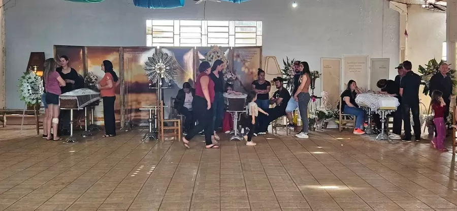 Tornado em Rio Bonito do Iguaçu: fé e comoção marcam velório coletivo das vítimas do vendaval