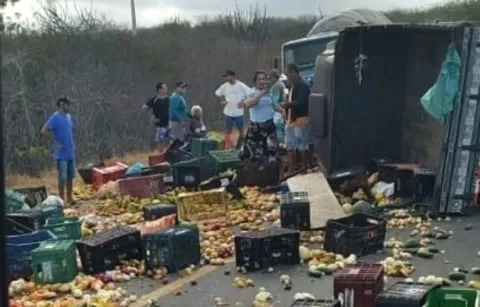 Caminhonete carregada com tomate tomba na BR-230 em Soledade e deixa três feridos, na manhã desta terça (11).