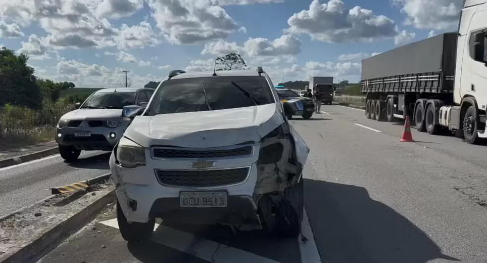 Três pessoas morrem em acidente entre caminhão e caminhonete na tarde desta terça-feira (11), em Santa Rita