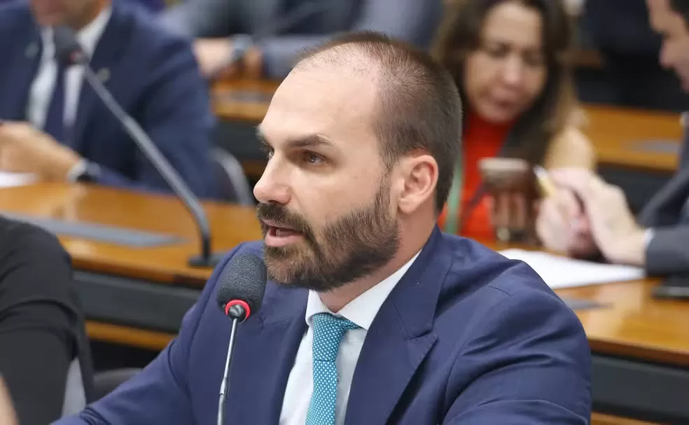 STF tem maioria para tornar Eduardo Bolsonaro réu por tentar coagir STF sobre julgamento do pai