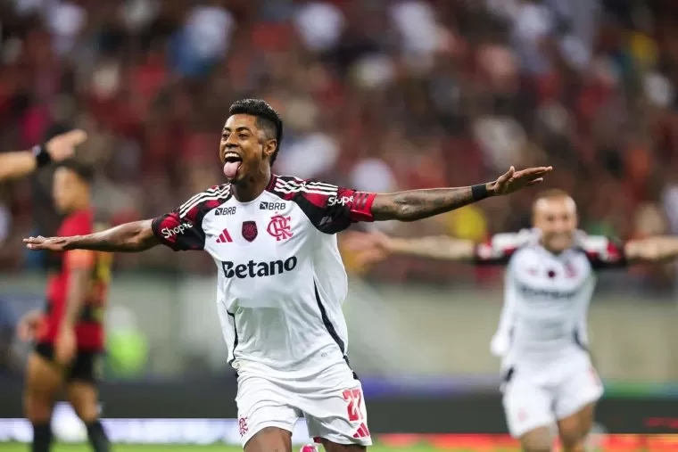 Flamengo goleia, assume a liderança do Campeonato Brasileiro e rebaixa o Sport