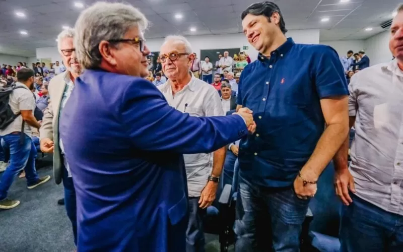 João Azevêdo diz que só discutirá política com Léo Bezerra “quando ele sentar na cadeira de prefeito”