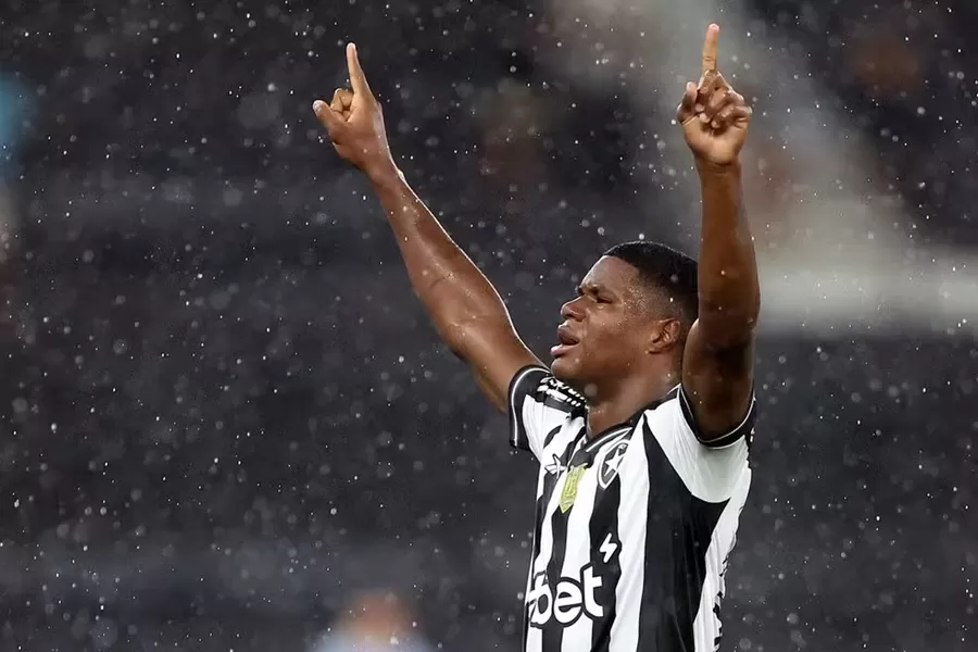 No Engenhão, Joia panamenha marca duas vezes, e Botafogo vira sobre o Sport no fim
