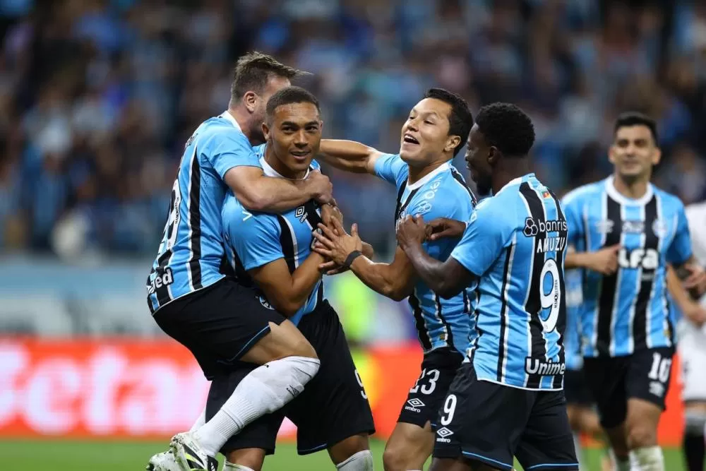 Grêmio joga bem e impõe quarta derrota seguida ao Vasco no Brasileiro