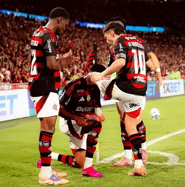 Flamengo vence o Bragantino e abre quatro pontos na liderança do Brasileirão