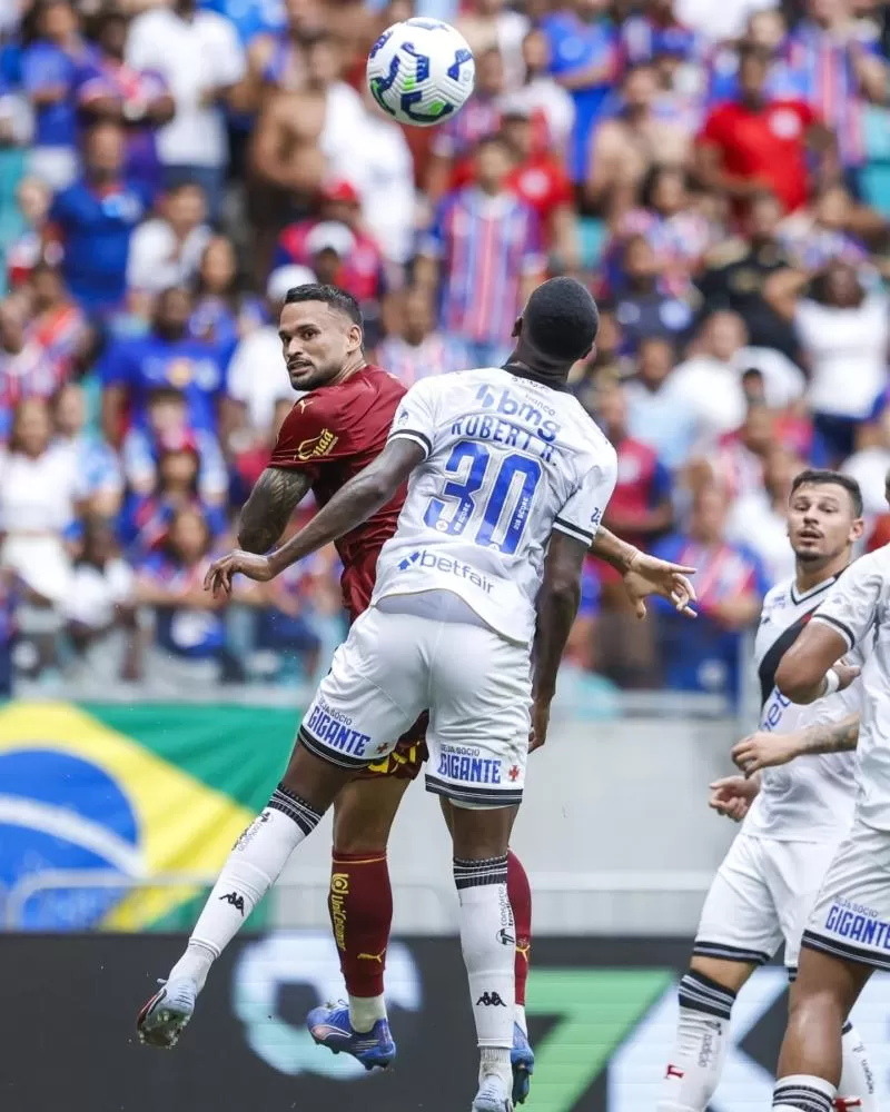 Com um expulso para cada lado, Bahia vence o Vasco e fica perto da vaga na Libertadores