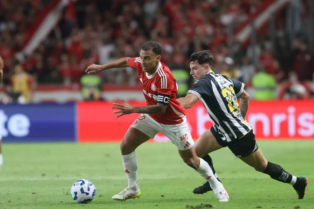 Inter domina, mas Santos busca empate que embola briga contra rebaixamento 