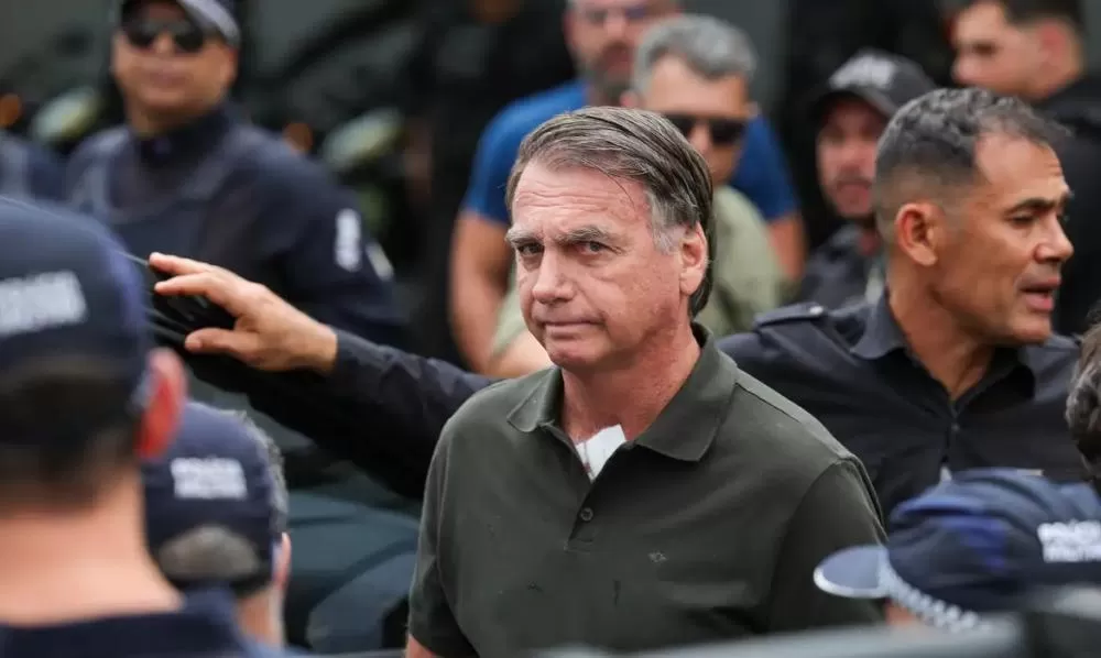 Alexandre de Moraes decreta cumprimento da pena de Jair Bolsonaro; ele ficará na PF, em Brasília