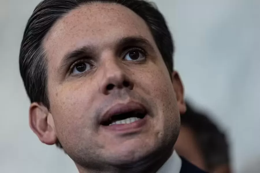 Presidente da Câmara Hugo Motta restringe voto de deputado no exterior após caso Ramagem