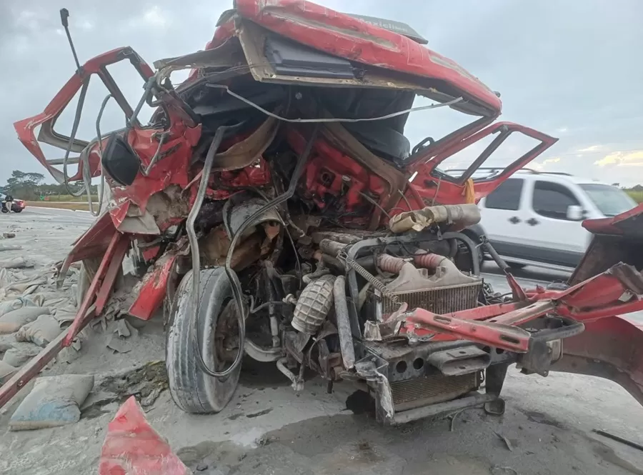 Colisão entre caminhões deixa vítima presa às ferragens na BR-230, em Santa Rita