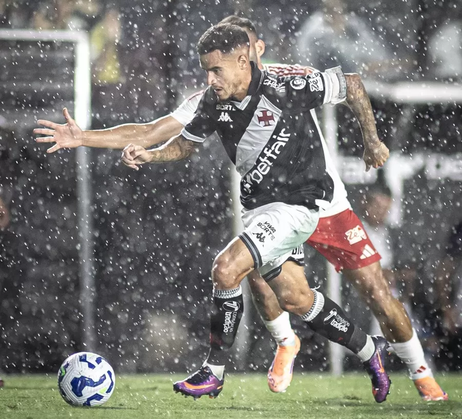 Em jogo com paralisação e chuva de gols, Vasco goleia o Inter e encerra sequência de derrotas