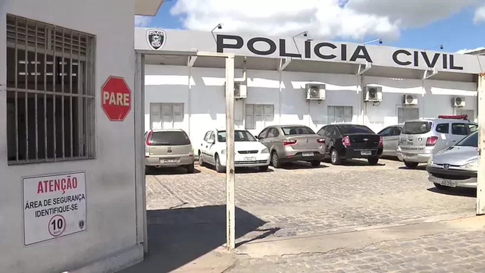 Mulher é presa suspeita de tentar matar ex-companheiro e a atual parceira dele com golpes de faca, em Campina Grande