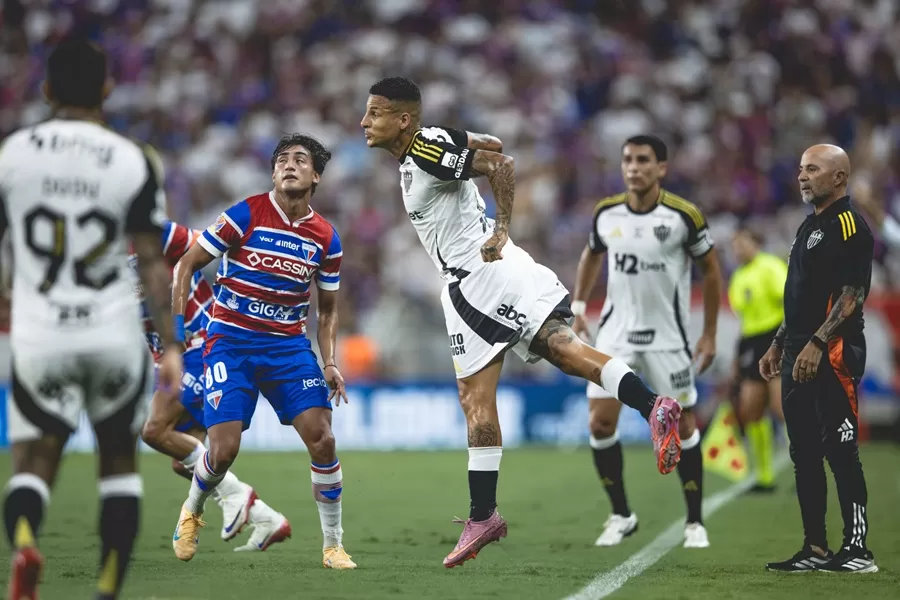 Jogando no Castelão, Fortaleza vence o Atlético-MG e fica a um ponto de sair do Z-4