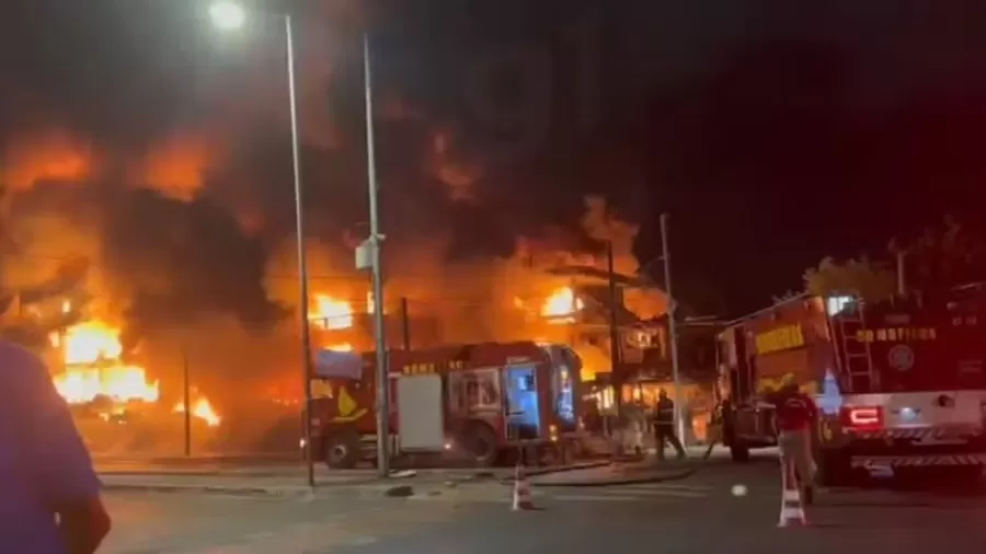 Sucata do Catoleense Chico Alves, é destruída por incêndio de grandes proporções, em Fortaleza